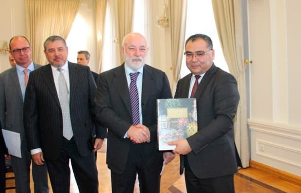 Инновацион ривожланиш вазири «Сколково» директорлар кенгаши раиси, миллиардер Виктор Вексельберг билан учрашди