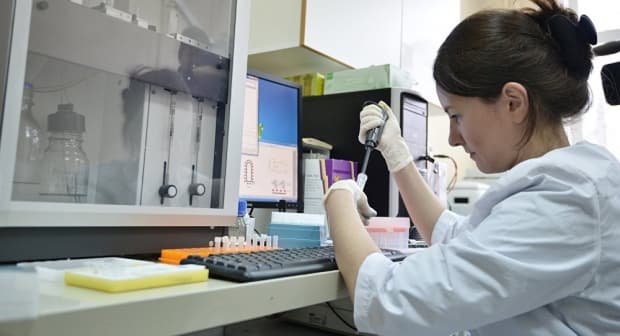 Россияда коронавирусга қарши вакцина яратиш учун “заготовка” борлиги маълум бўлди