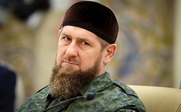 Чеченистонда Рамзон Қодиров суратларидан тайёрланган коллажга алоқадор 25 нафар одам ҳибсга олинди