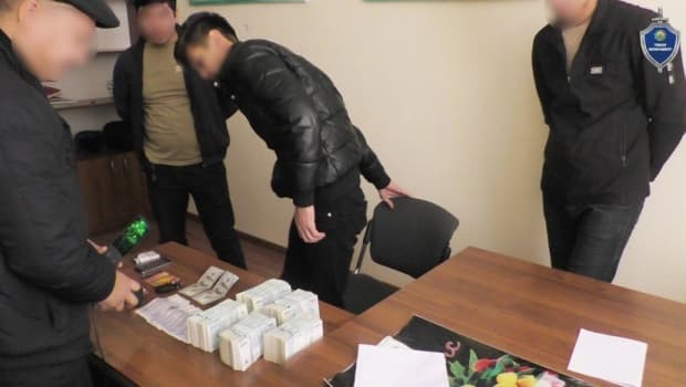 Телефонидаги расмни тарқатиб юбориш билан қўрқитиб, 10000 доллар талаб қилган йигит қўлга олинди