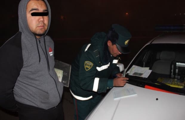 Наманган ва Фарғонада 2 нафар ҳайдовчи ЙПХ ходимига пора бераётганда ушланди