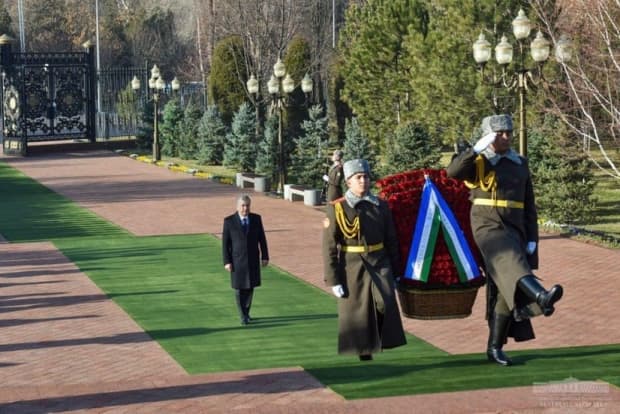 Шавкат Мирзиёев Ислом Каримов ҳайкали пойига гулчамбар қўйди (фото)