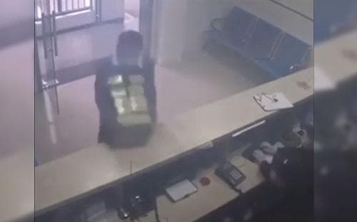 Хитойда номаълум шахс полицияга 500 та ҳимоя ниқоби ташлаб кетди (видео)