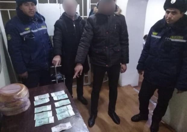Самарқанд вокзалида 6 та сомсани 200 рублга сотган шахс фош бўлди