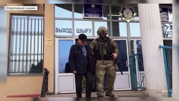O‘zbekiston bilan chegaradagi Qozog‘iston bojxona xodimi pora bilan qo‘lga tushdi