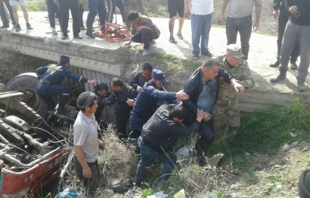 Sirdaryoda zovurga qulagan yuk mashinasi kabinasidagi shaxs qutqarildi (foto)