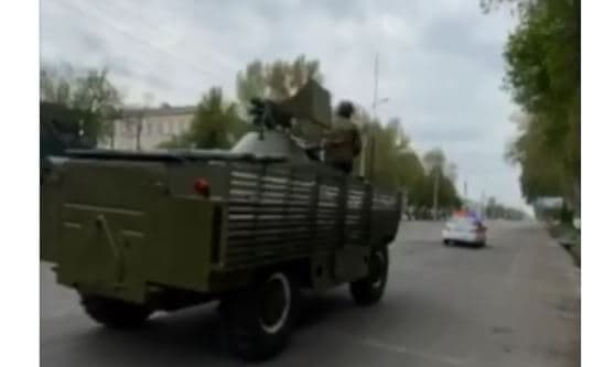 Тошкент кўчалари бўйлаб «қўшиқ куйлаётган» БТР (видео)