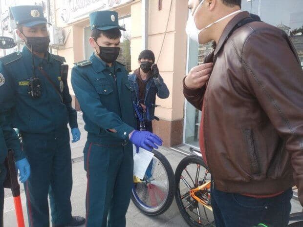 Самарқандда кўчада бемақсад юрган фуқароларга қарши рейд ўтказилмоқда (фото)