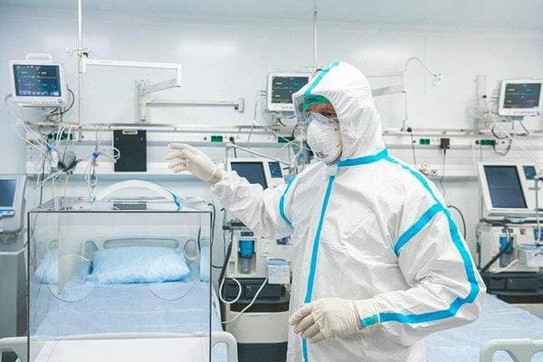 Россияда беморларни коронавирусдан тузалганлар қонини қуйиш орқали даволаш бошланди