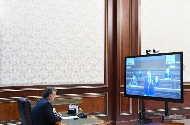 Шавкат Мирзиёев Ўзбекистон банкларини аҳолида ҳурмат уйғотадиган оддий ташаббуслар билан чиқишга чақирди