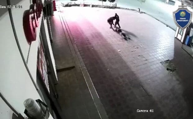 Самарқандда «хот-дог» тайёрлаб бер деб қоровулни дўппослаган шахс қамоққа олинди (видео)