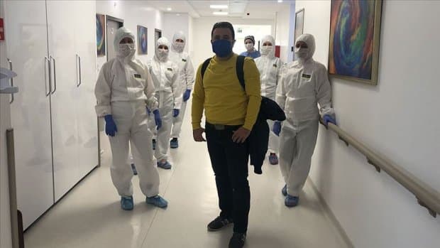 Туркияда коронавирусдан тузалган бемор шифокорлар билан пингвин рақсини ижро этди (видео)