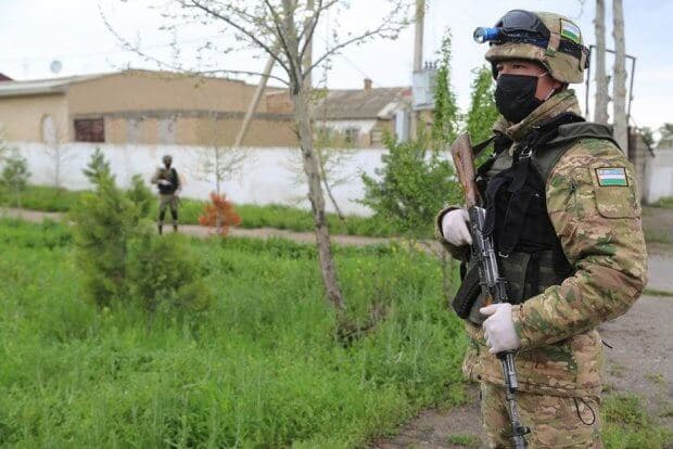 Карантиндаги шахс қочиб кетиш учун ҳарбий хизматчига пора таклиф қилди (фото)