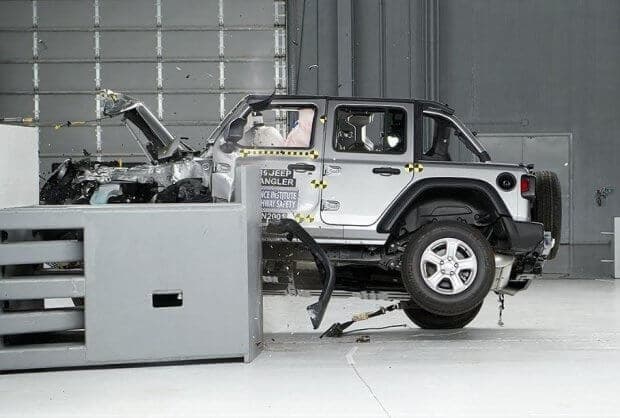 Jeep Wrangler краш-тест вақтида икки марта ағдарилиб кетди (видео)