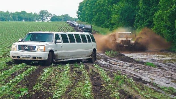 Ноteкис йўлда ҳам ҳаракатланишга қодир Cadillac Escalade лимузини (фото, видео)