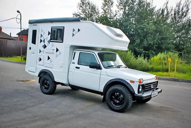 Москвада Lada 4х4 модели ғилдираклар устидаги уйга айлантирилди (фото)