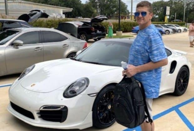 Америкалик эркак сохта чек ёрдамида Porsche 911’ни харид қилишга муваффақ бўлди