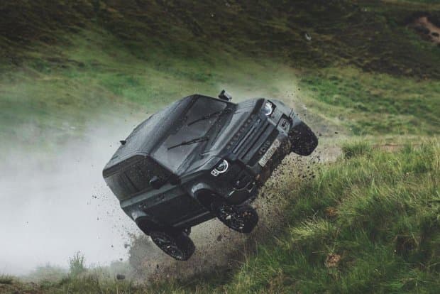 Jeyms Bond haqidagi yangi filmda Land Rover Defender avtomobili salto otadi (video)