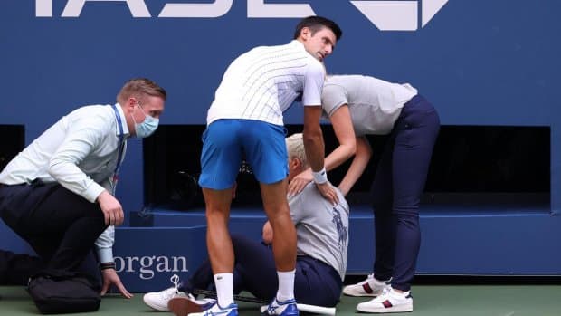 Новак Жокович ҳакамга тўп билан зарба бериб юборгани учун Us Open’дан четлатилди