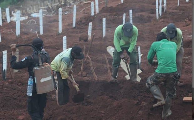 Indoneziyada niqob taqmasdan yurgan erkaklar koronavirusdan vafot etganlar uchun qabr qazishga yuborilmoqda