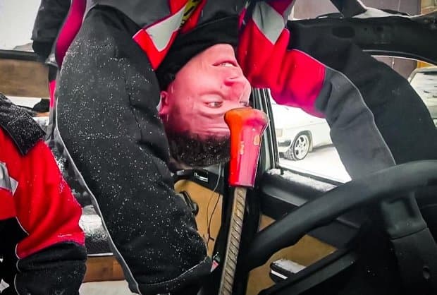 «Volga»ni «oyog‘i osmon»da holda qanday qilib haydash mumkin? (video)