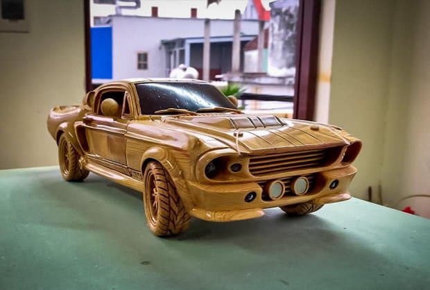 Ishlaydigan «podveska»ga ega yog‘ochdan yasalgan Ford Mustang nusxasi sotuvga qo‘yildi (video)