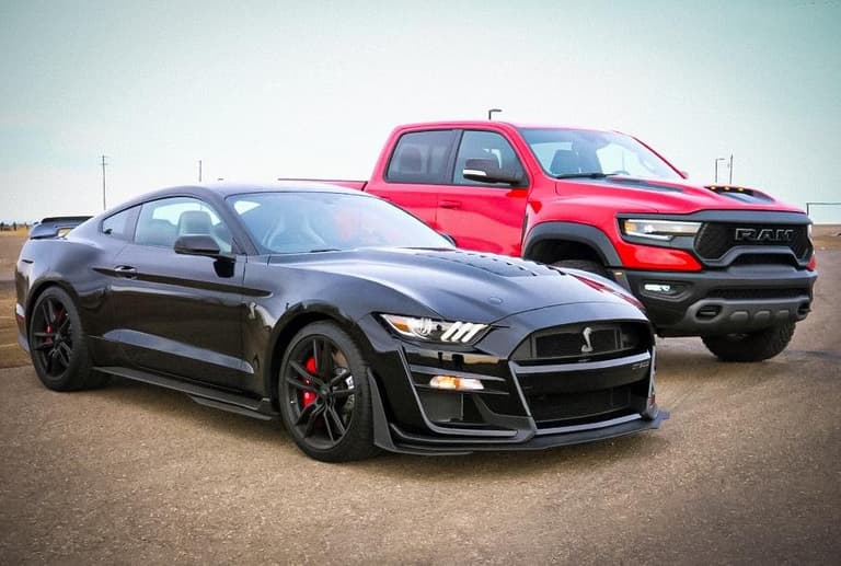 Dunyodagi eng kuchli seriyali pikap sayyoradagi eng tezkor Mustang’ga qarshi (video)
