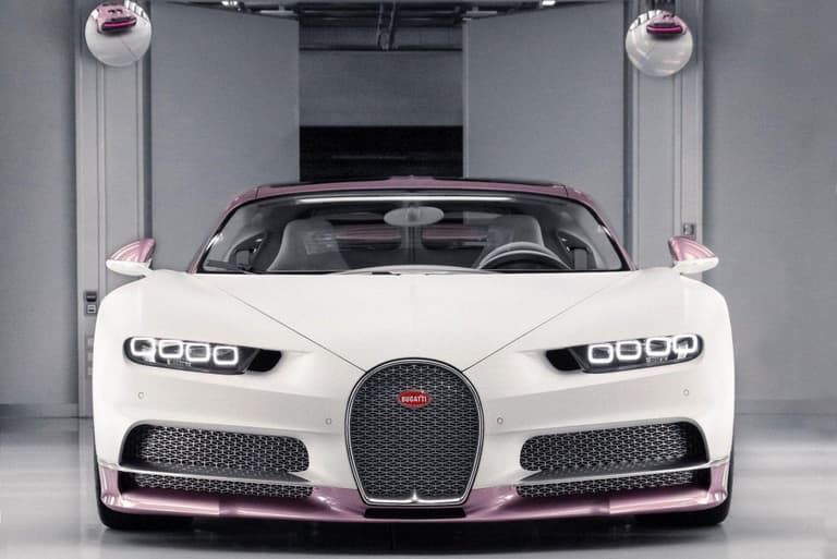 Британиялик эркак 14 февраль куни ўз суюклисига исми туширилган Bugatti Chiron’ни совға қилди