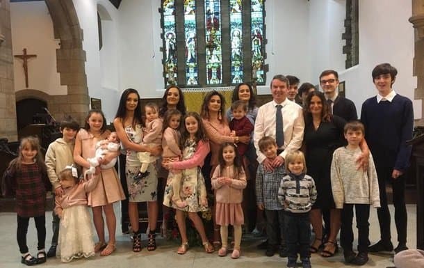 Britaniyalik ayol 32 yil ichida 22 marotaba ona bo‘ldi (foto)