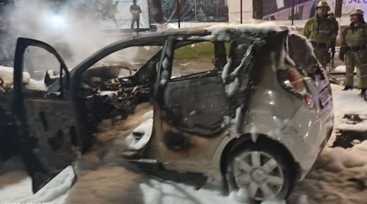 Тошкентда «Нексия-3» ва «Спарк» ўзаро тўқнашувдан сўнг ёниб кетди