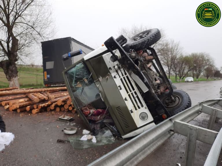 Sirdaryoda «Kamaz» va Mercedes yuk mashinalari to‘qnashib ketdi
