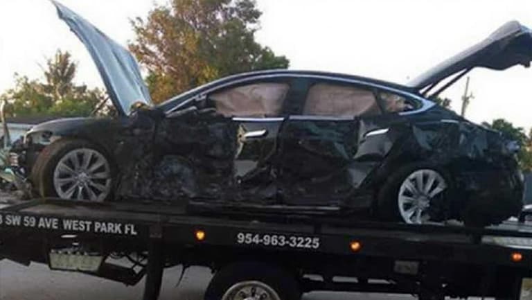 Tesla haydovchisi soatiga 160 kilometr tezlikda uylardan biriga borib urilib, omon qoldi