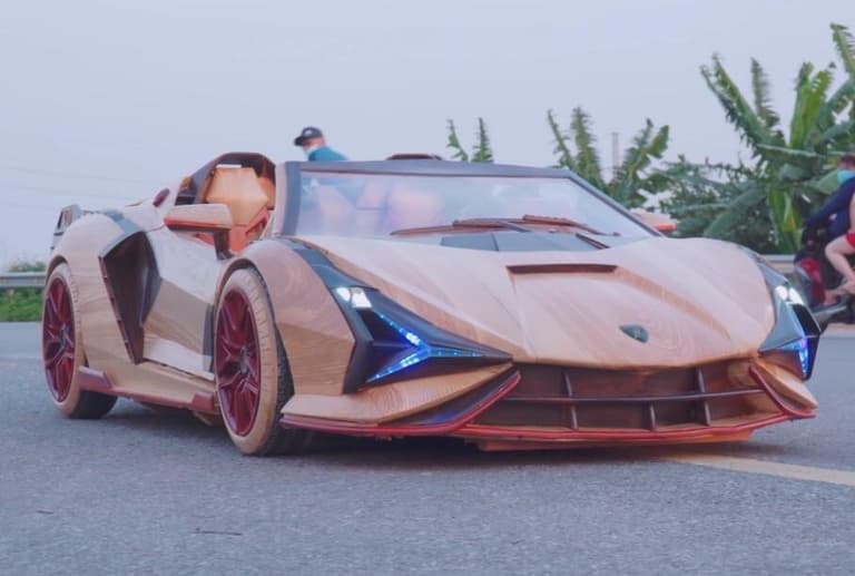Vetnamlik bloger o‘g‘li uchun yog‘ochdan harakatlanadigan Lamborghini Sian yasadi (video)
