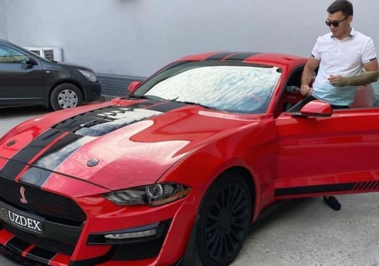 "Andijon" rahbari va’da qilgan "Ford Mustang" Andijonga yetib keldi. Ushbu avtomobil kimga beriladi?