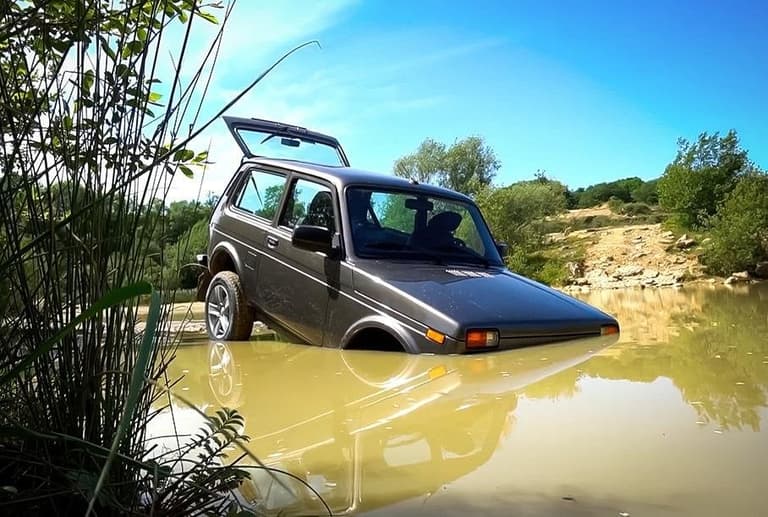 Британиялик блогерлар янги Lada Niva’ни тест-драйв вақтида кўлга чўктириб юборди (видео)