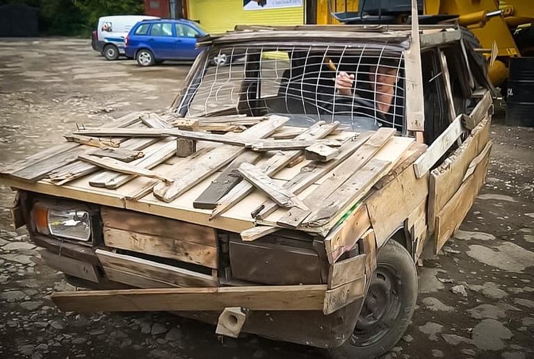 Россиялик блогер шаҳар кўчалари бўйлаб ёғоч «Жигули»да ҳаракатланди