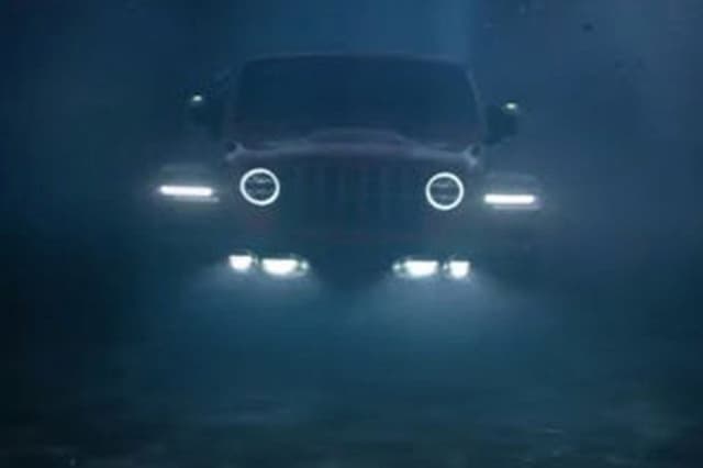 Янги Jeep йўлтанламаси сув остида ҳам ҳаракатлана олади (видео)