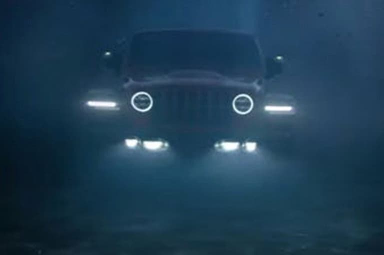 Янги Jeep йўлтанламаси сув остида ҳам ҳаракатлана олади (видео)