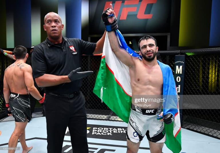 Zarruh Adashev: "Hoy, eng yengil vazn toifasi jangchilari, kutib oling men kamar tomon yo‘lga chiqdim"