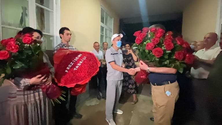 Olimpiada oltin medalini olgan Akbar Jo‘rayev oilasiga prezident tabrigi yetkazildi