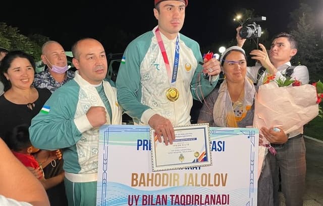 Олимпиада чемпионларига Tahoe автомобили ва 4 сотихли 3 хонали ҳовли калитлари берилди