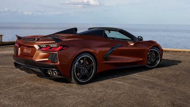 AQSH prezidenti Chevrolet Corvette’ning elektr versiyasi bilan maqtandi
