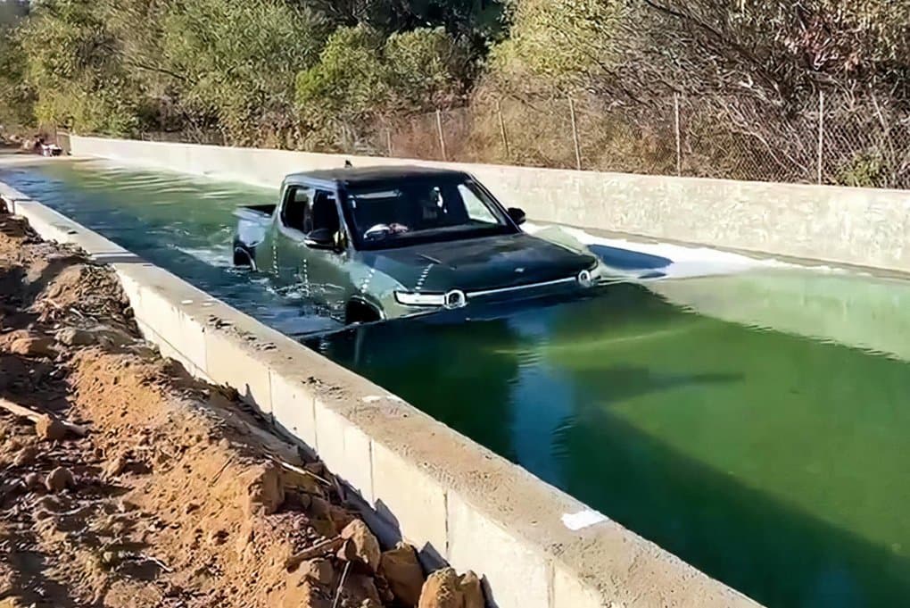 Suv havzasida muammosiz harakatlangan Rivian elektropikapi (video)