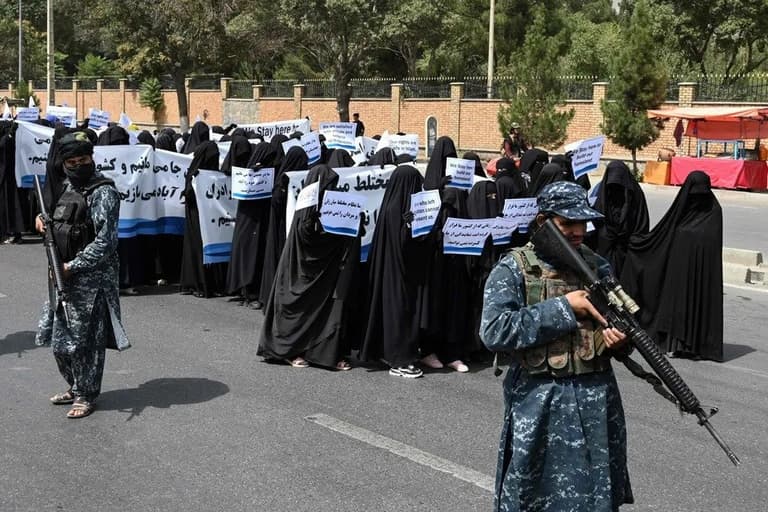 Kobulda ayollar «Tolibon»ni qo‘llab-quvvatlab namoyish o‘tkazdi (foto)