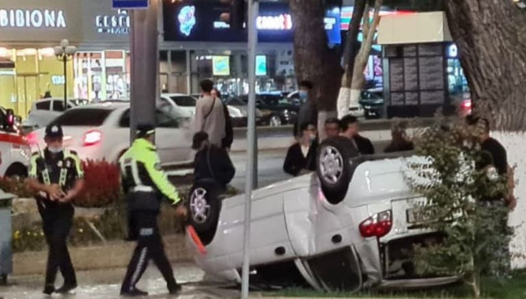Toshkentda Cobalt bilan to‘qnashgan Matiz ag‘darilib ketdi