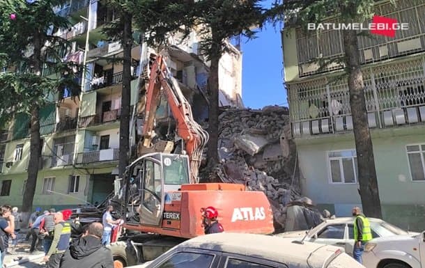 Грузиянинг Батуми шаҳрида 5 қаватли уй қулаб тушди (фото)