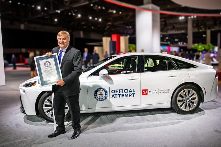 Vodorodda harakatlanuvchi Toyota Mirai uzoq masofaga yurish bo‘yicha yangi rekord o‘rnatdi
