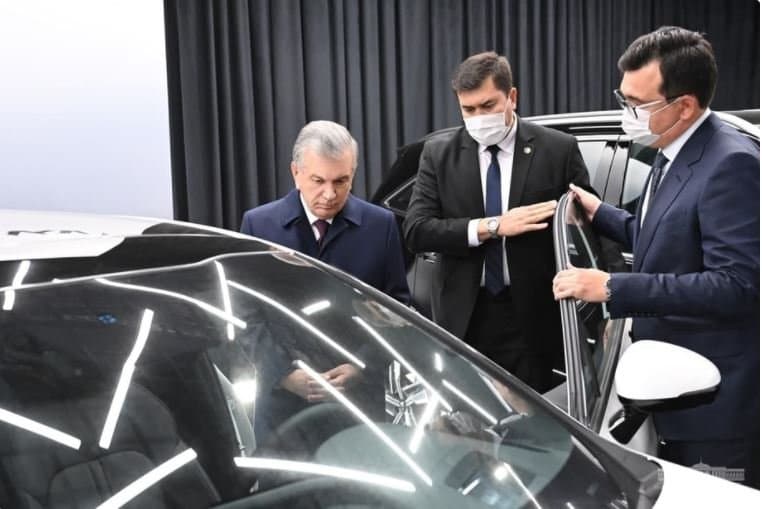 Prezident Jizzaxda yig‘ilayotgan avtomobillarni borib ko‘rdi (foto)