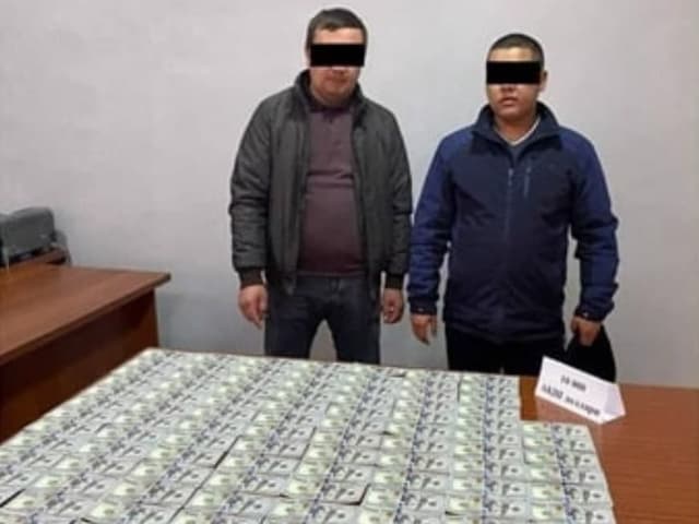 Наманганда қалбаки 10 минг долларни 6500 долларга сотмоқчи бўлганлар ушланди