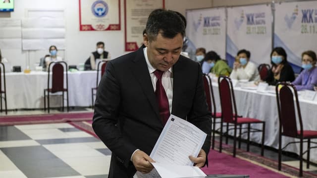 Qirg‘iziston prezidenti parlament saylovlarida hibsda saqlanayotgan nomzod uchun ovoz berdi